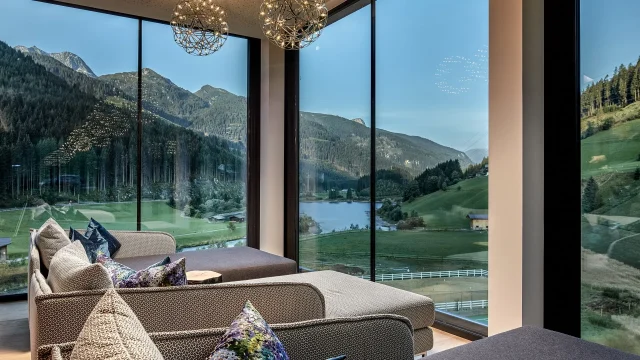 Moderne Wohnlandschaft mit Blick auf die Berge