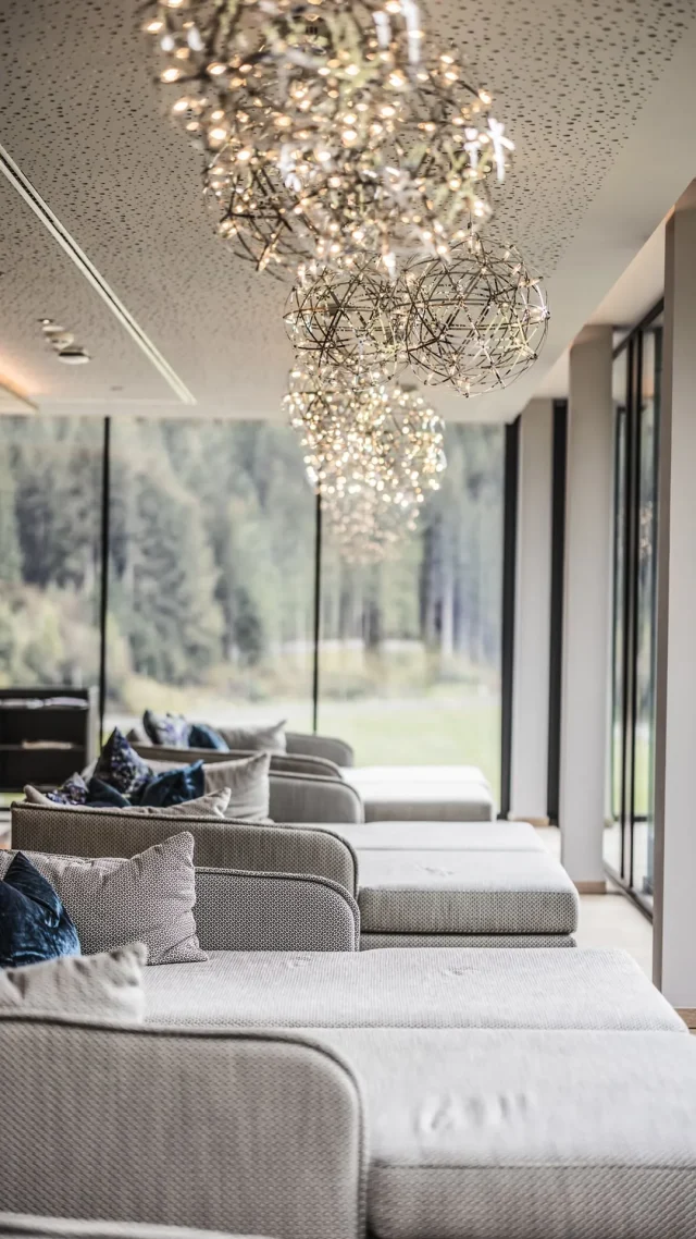 Moderne Lounge mit gemütlichen Möbeln und Beleuchtung