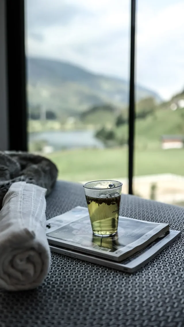Tee und Handtuch auf einem Tisch