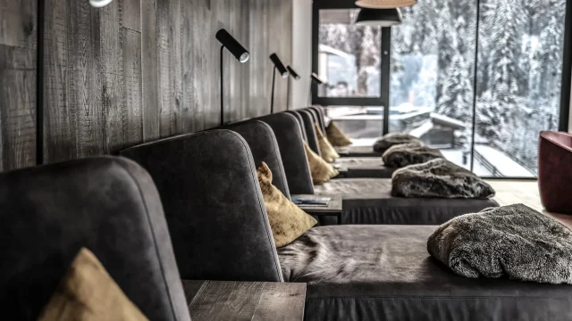 Gemütlicher Loungebereich mit Aussicht auf Schnee