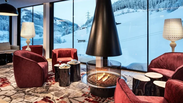 Gemütlicher Raum mit Kamin und alpine Aussicht