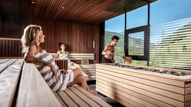 Entspannung in einer modernen Sauna mit Holzdesign.
