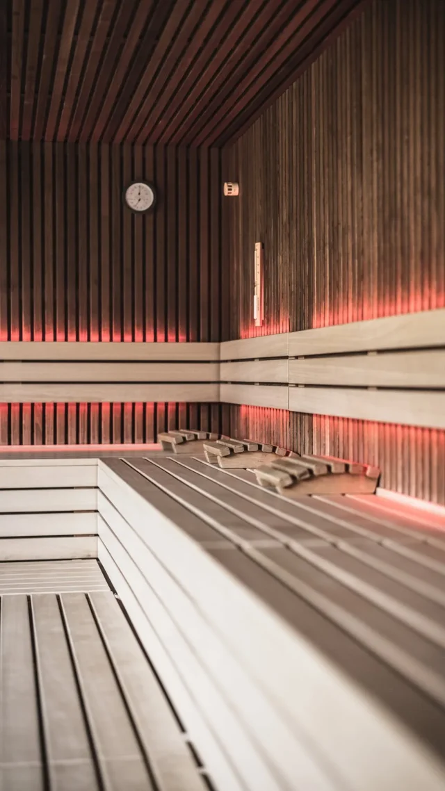 Moderne Sauna mit Holzinterieur und Beleuchtung