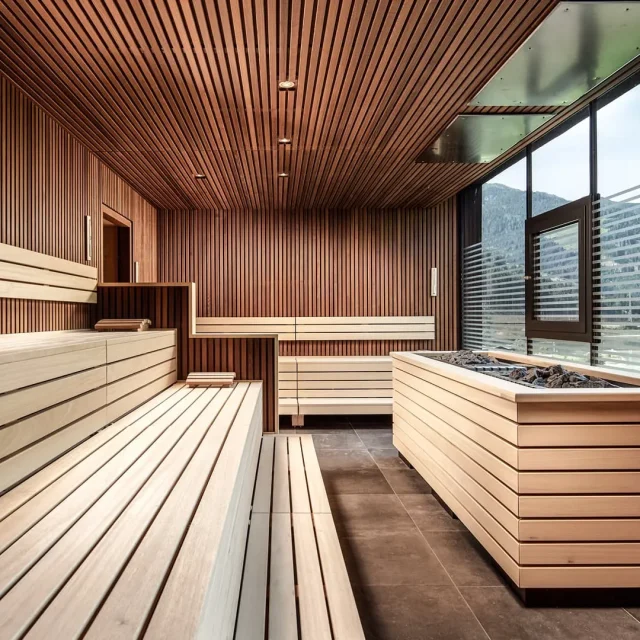 Innenansicht einer modernen Sauna mit Holzverkleidung