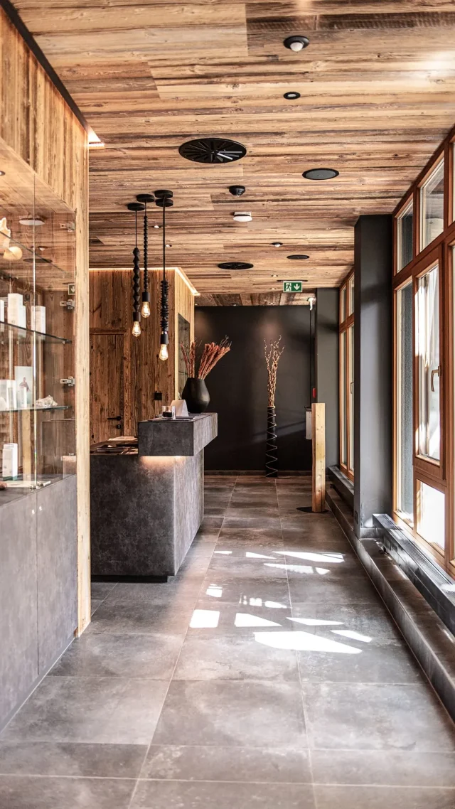 Moderne Empfangshalle mit holzverkleideter Decke.