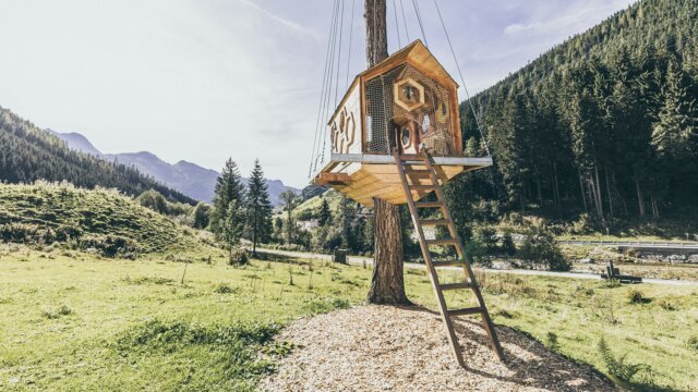 Modernes Baumhaus in einer malerischen Landschaft