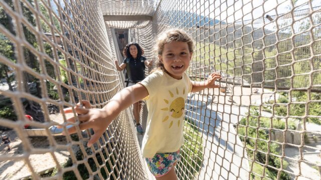 Lächelndes Kind auf einem Klettergerüst