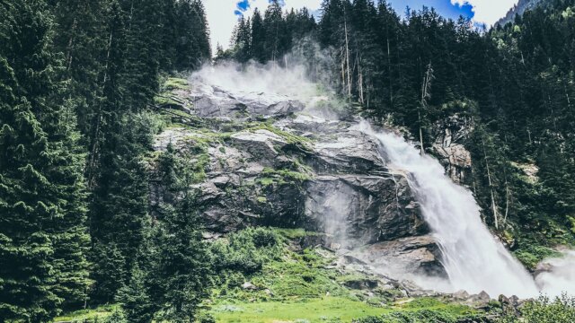 Wasserfall in einer bewaldeten Landschaft