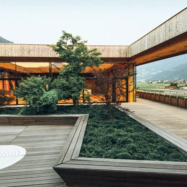 Moderne Architektur mit Garten und Bergblick