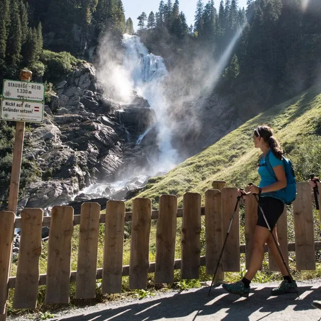 Wanderer vor Wasserfall im Wald