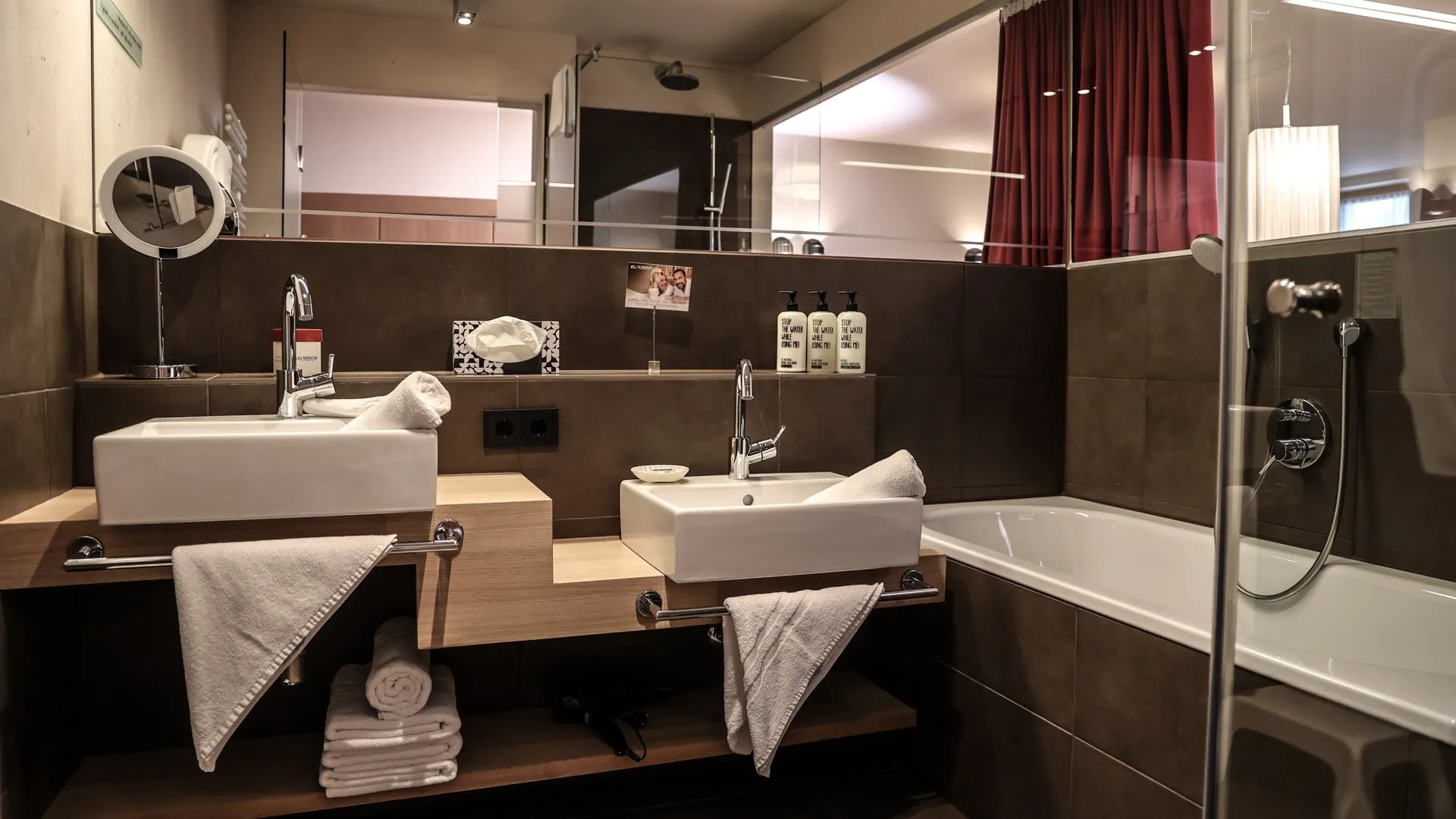 Modernes Badezimmer mit Waschbecken und Badewanne