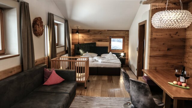 Gemütliches Zimmer mit Holzdesign und Gitterbett