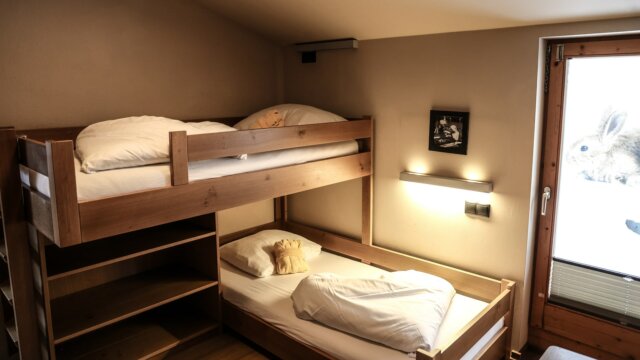 Gemütliches Schlafzimmer mit Etagenbett und Fenster