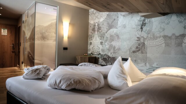 Modernes Hotelzimmer mit gemütlichem Bett und Design.