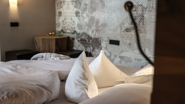 Schlafzimmer mit Betten und Holzdetails