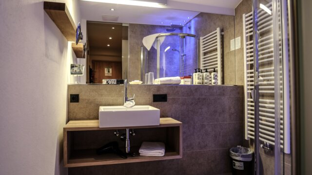 Modernes Badezimmer mit Dusche und Waschbecken