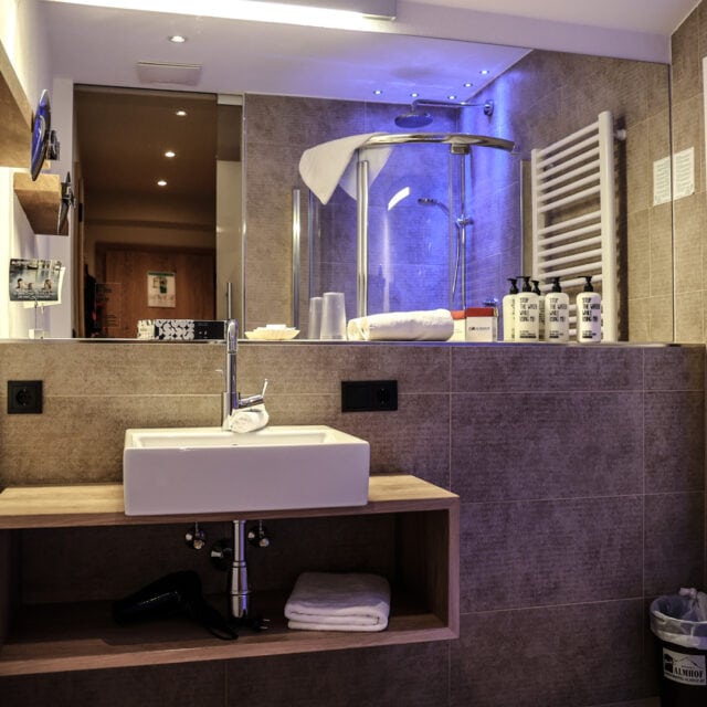 Modernes Badezimmer mit Dusche und Waschbecken