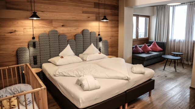 Geräumiges und modernes Hotelzimmer mit Doppelbett.