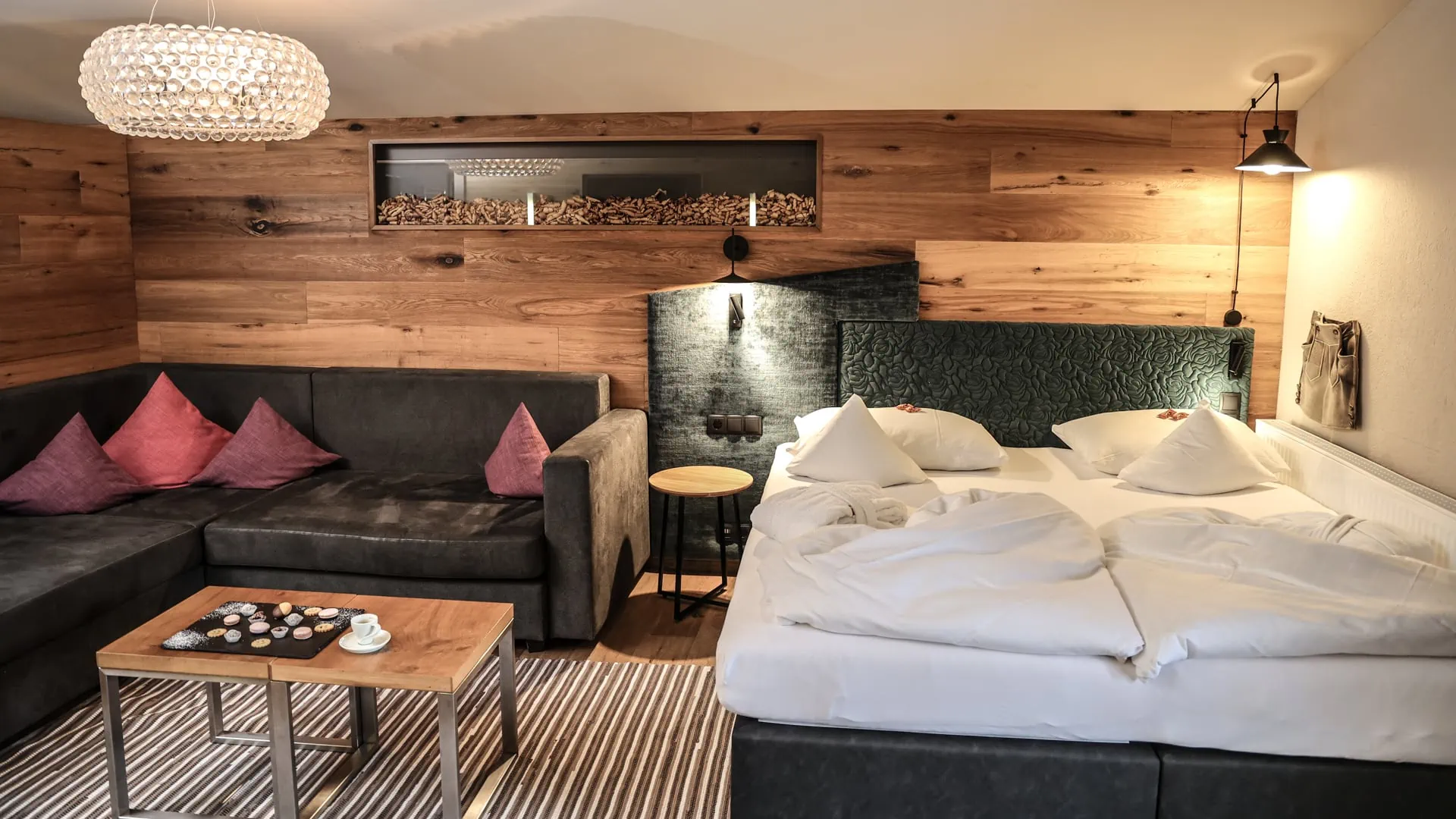 Gemütliches Zimmer mit Bett und Sitzbereich.