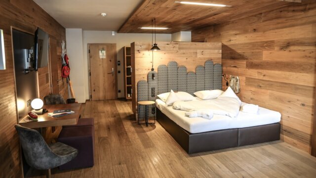 Helles, modernes Holzzimmer mit komfortablem Bett.