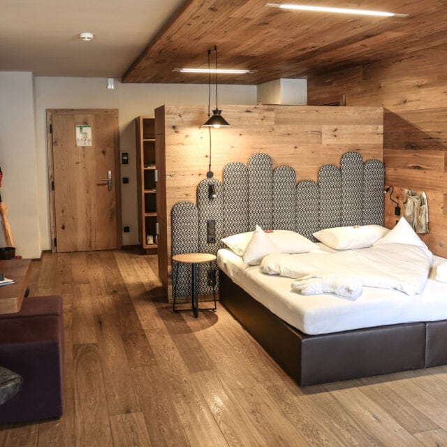 Helles, modernes Holzzimmer mit komfortablem Bett.