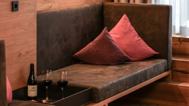 Gemütliche Sitzecke mit Wein und Kissen