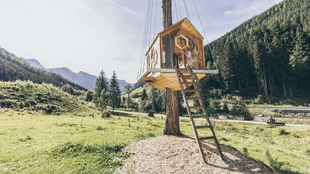 Modernes Baumhaus in einer malerischen Landschaft