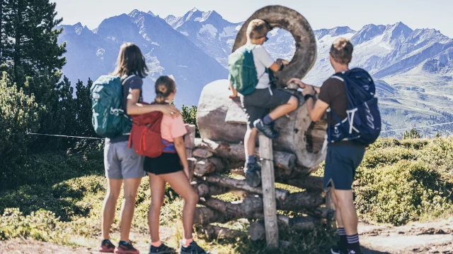 Familie erkundet die Berge mit Rucksäcken
