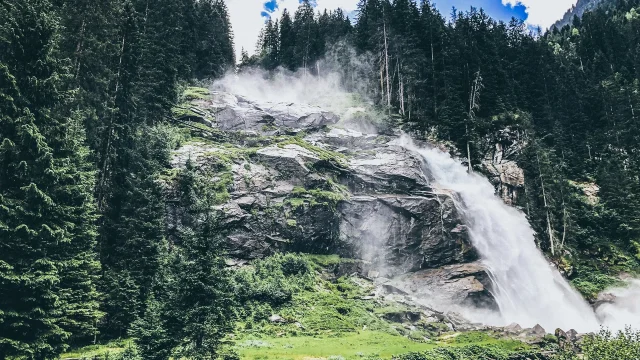 Wasserfall in einer bewaldeten Landschaft