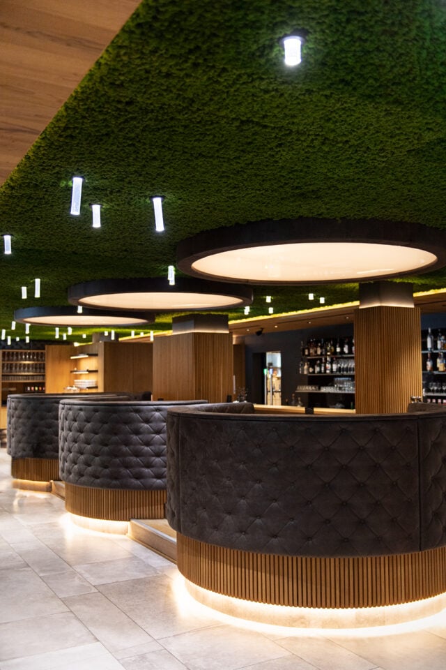 Moderne Bar mit grüner Deckenbeleuchtung