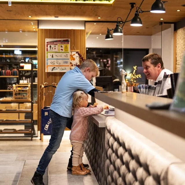Kinder am Empfang in einem modernen Restaurant