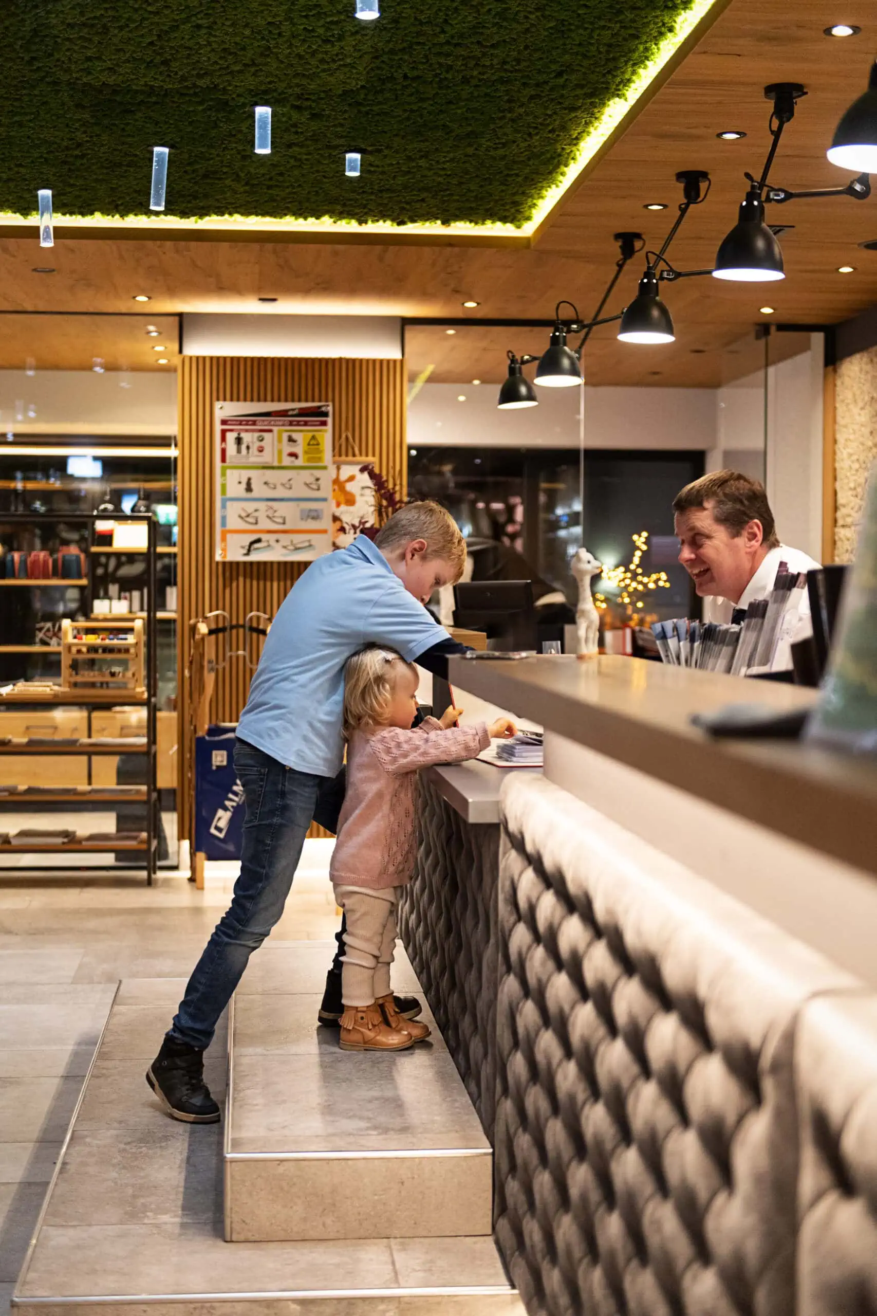 Kinder am Empfang in einem modernen Restaurant