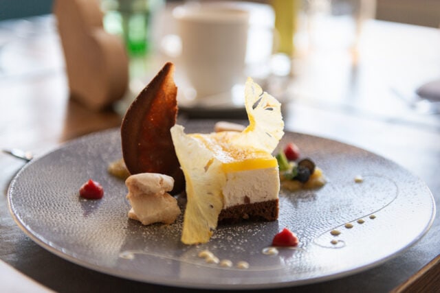 Dekadenter Fruchtkuchen auf elegantem Teller.
