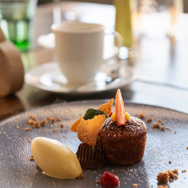 Köstliches Dessert auf einem eleganten Teller.