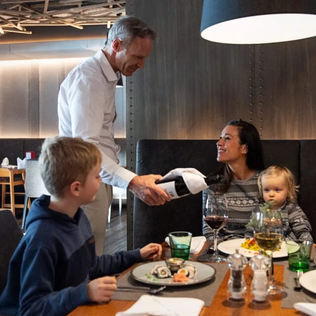 Familie genießt Essen im Restaurant.