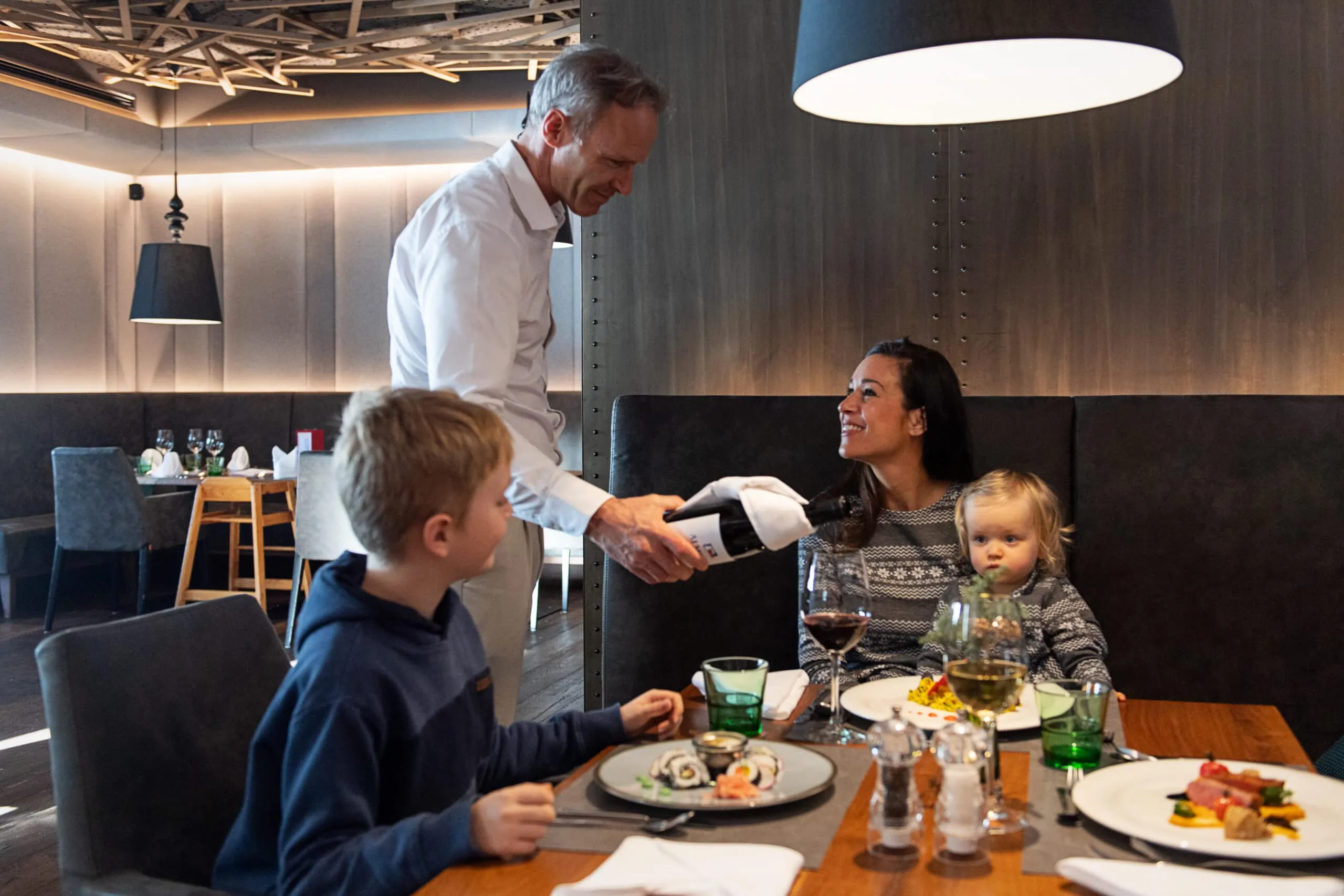 Familie genießt Essen im Restaurant.