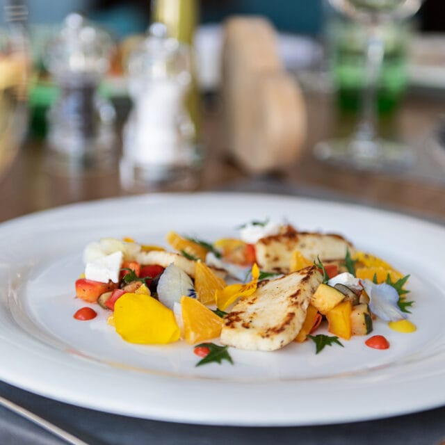 Bunt angerichteter Teller mit frischem Gemüse