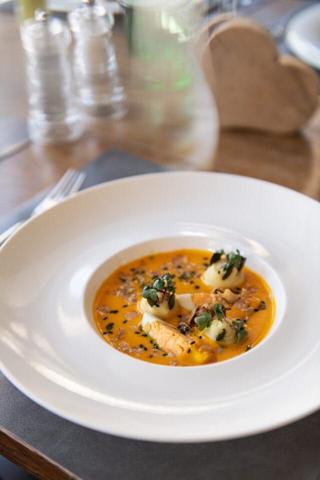 Leckere Suppe mit frischen Kräutern serviert.