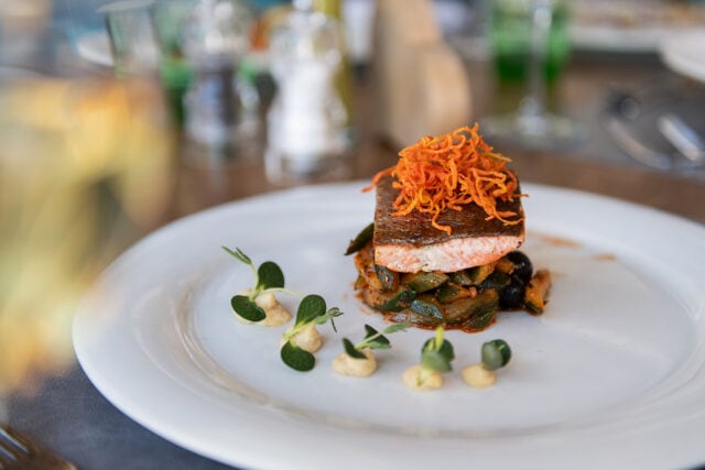 Gourmetgericht mit Fisch und Gemüse auf Teller