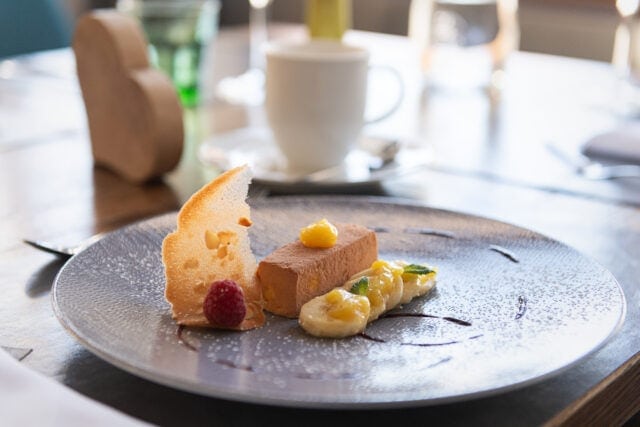 Dessert auf einem eleganten Teller serviert.