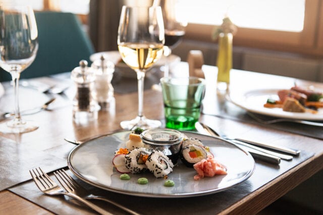 Sushi und Weißwein auf einem Tisch
