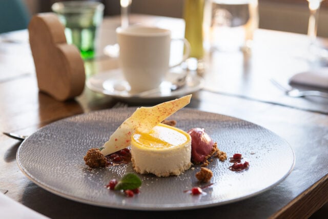 Köstliches Dessert auf einem eleganten Teller.