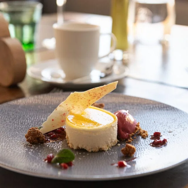 Köstliches Dessert auf einem eleganten Teller.