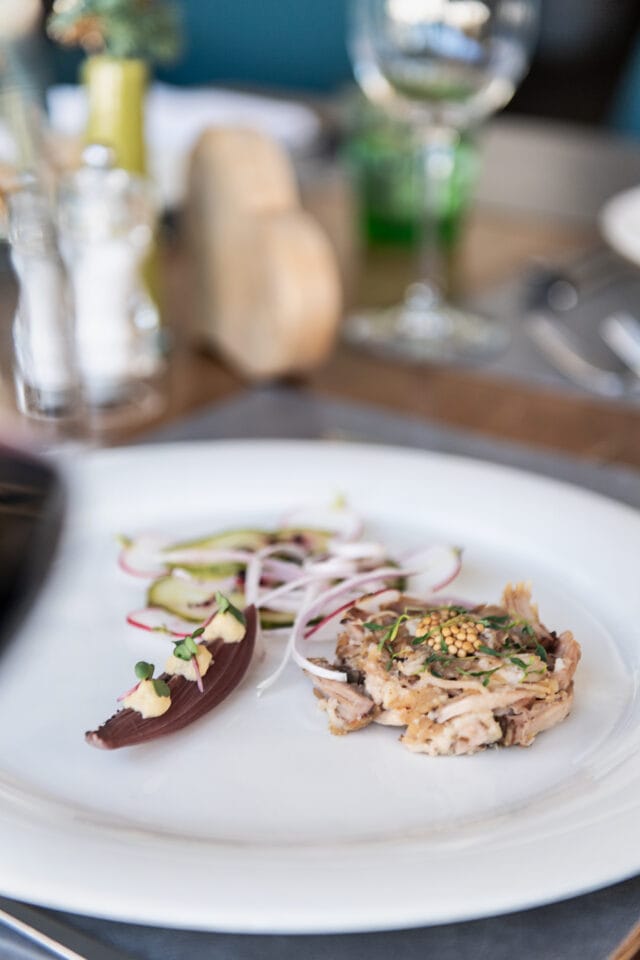 Gourmetgericht mit Gemüse und feiner Garnitur.