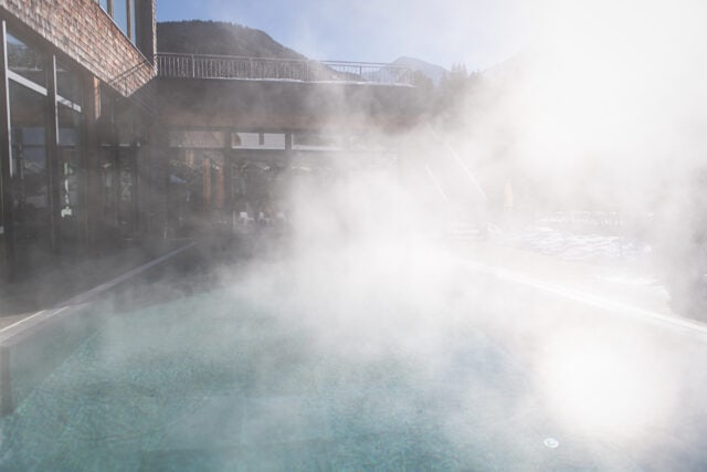 Dampfbad am Pool mit Bergblick.