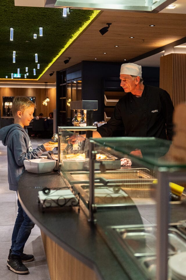 Ein Junge wählt Essen in einem Restaurant.