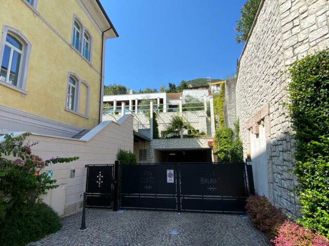 Eingang zu einem modernen Wohngebäude