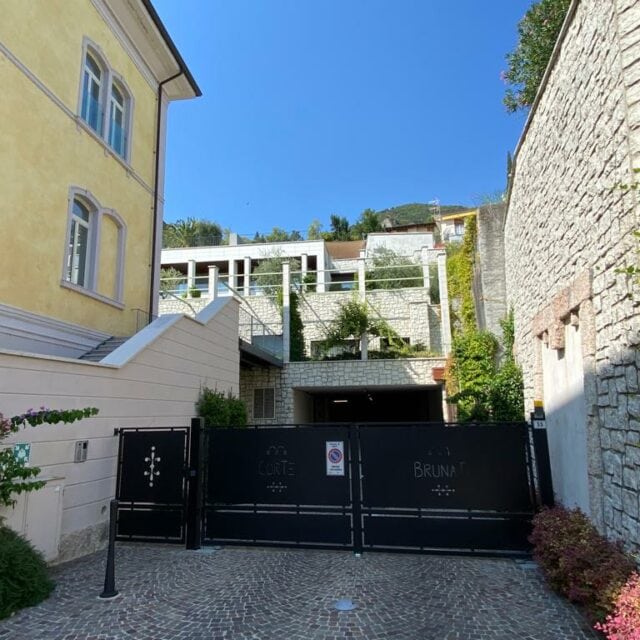 Eingang zu einem modernen Wohngebäude