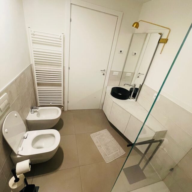 Modernes Badezimmer mit Dusche und Waschbecken