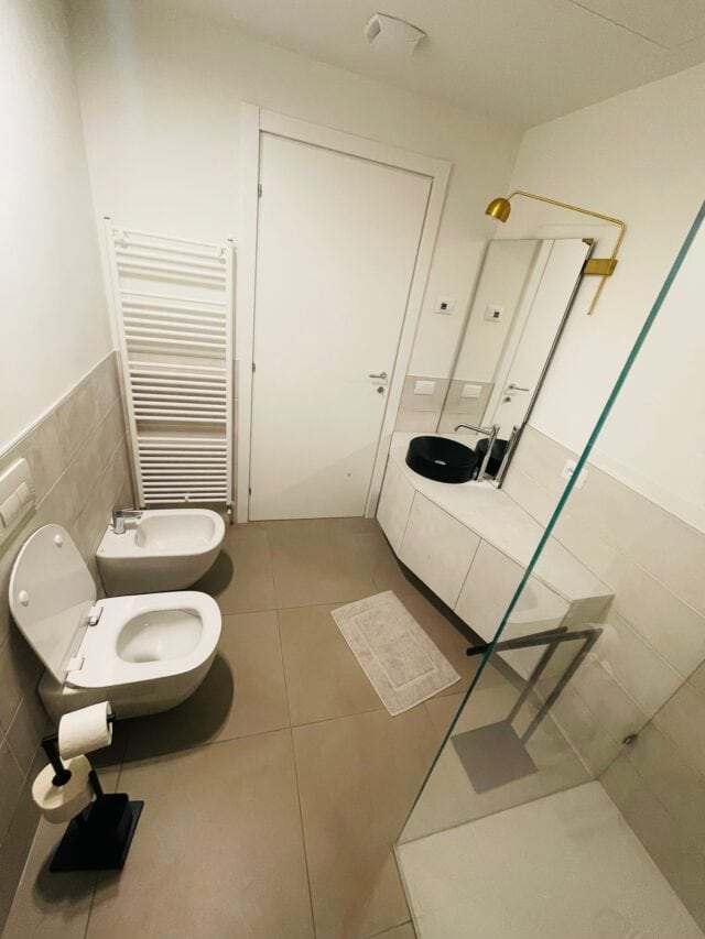 Modernes Badezimmer mit Dusche und Waschbecken